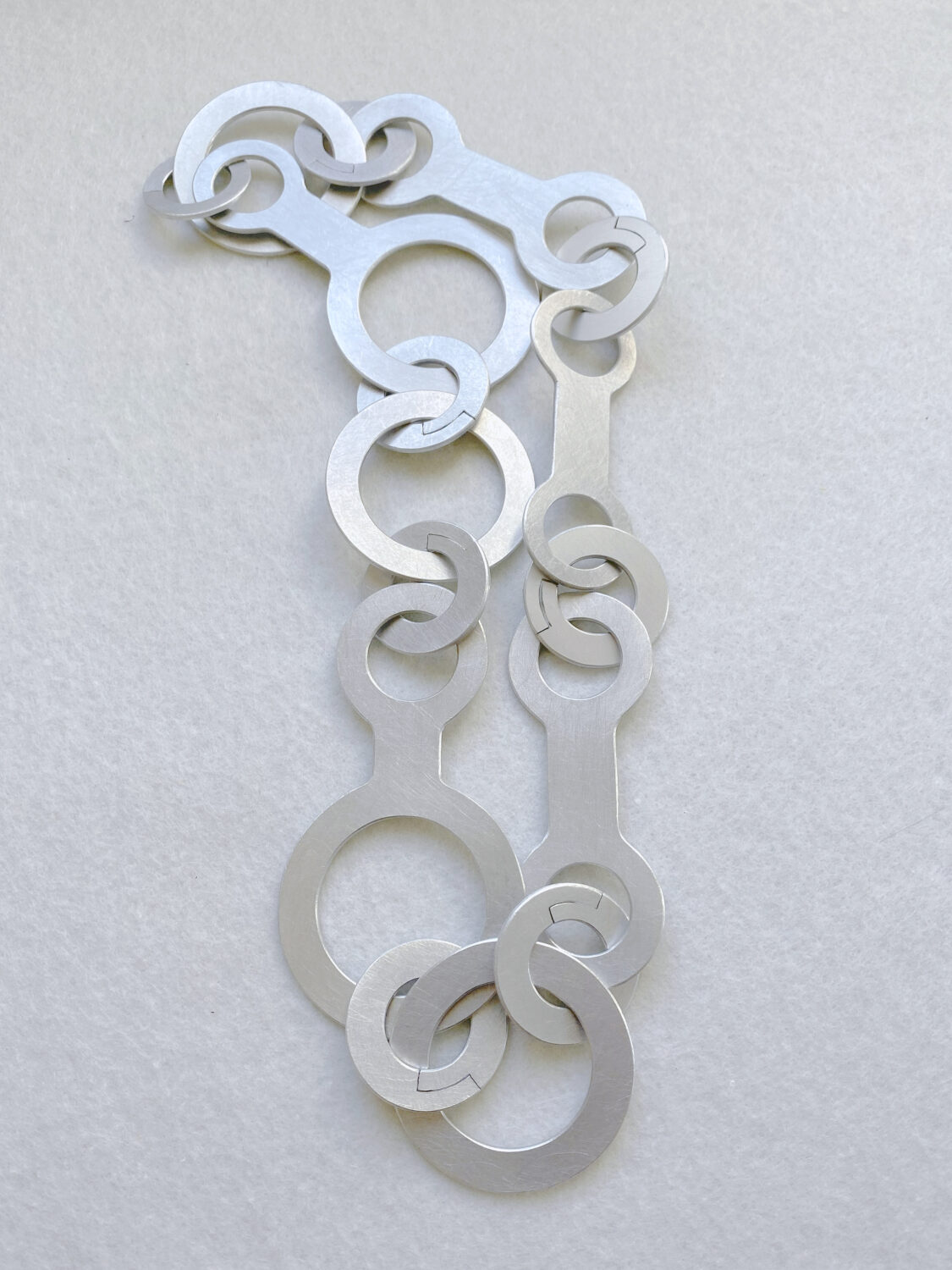 Produktfoto: Kurze Schmuckkette aus Aluminium